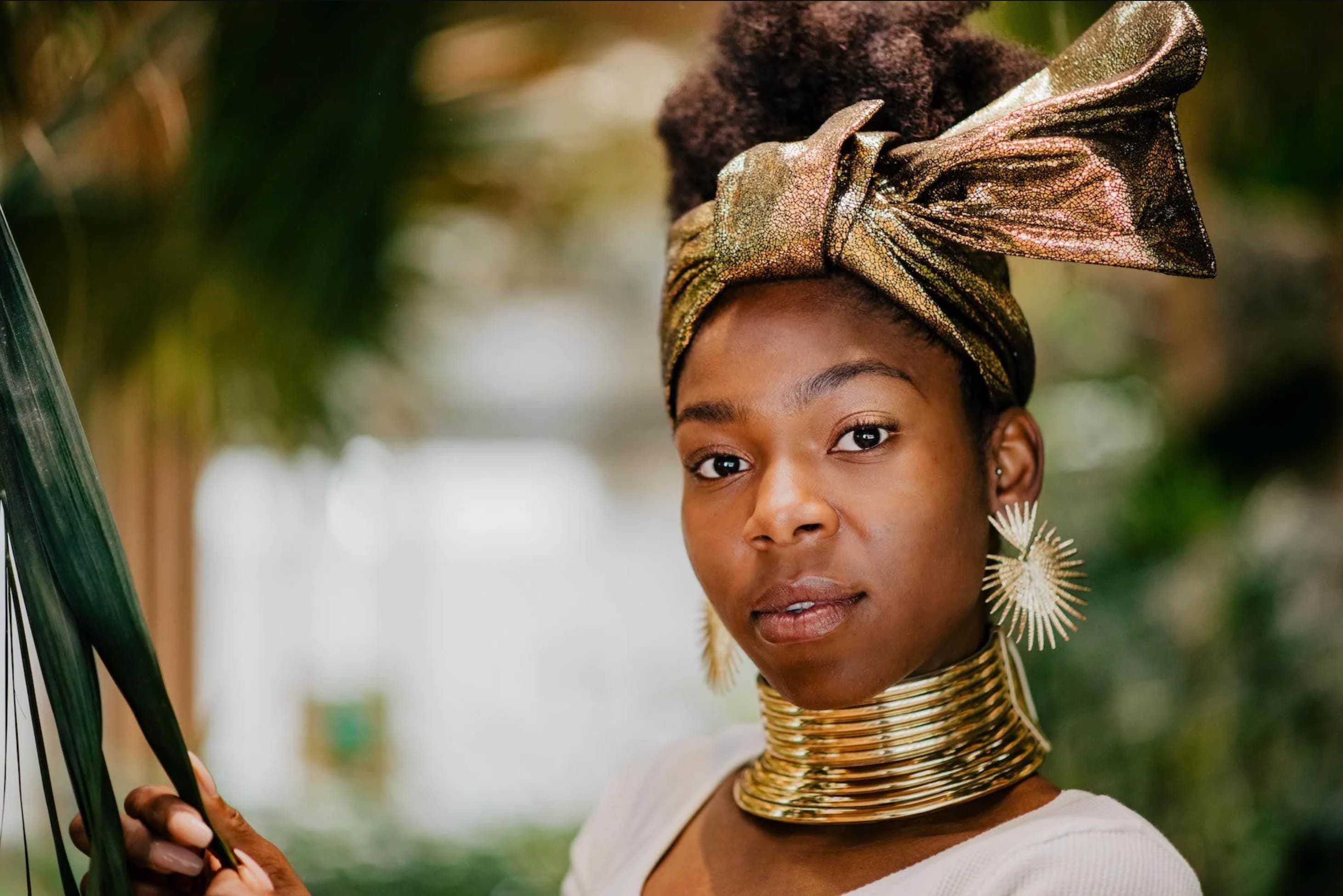 Fondatrice Njinga portant un turban et des bijoux